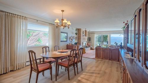 4080 Lakeshore Road, Kelowna, BC - Indoor Photo Showing Dining Room