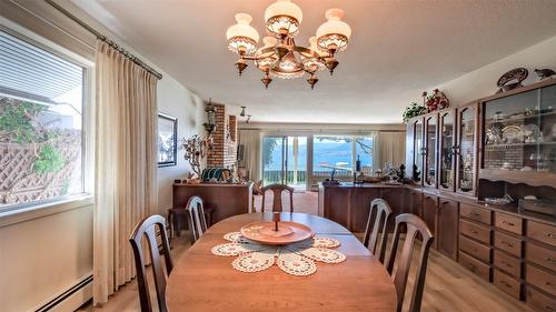 4080 Lakeshore Road, Kelowna, BC - Indoor Photo Showing Dining Room