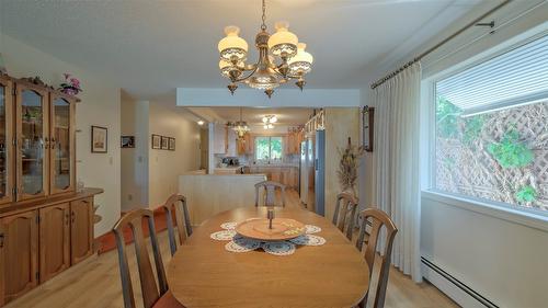 4080 Lakeshore Road, Kelowna, BC - Indoor Photo Showing Dining Room