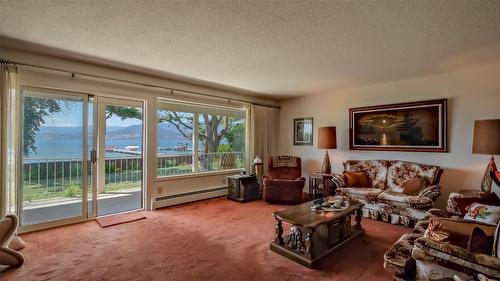 4080 Lakeshore Road, Kelowna, BC - Indoor Photo Showing Living Room