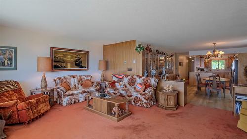 4080 Lakeshore Road, Kelowna, BC - Indoor Photo Showing Living Room