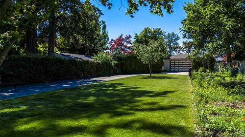 4080 Lakeshore Road, Kelowna, BC - Outdoor