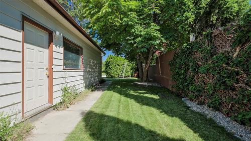 4080 Lakeshore Road, Kelowna, BC - Outdoor