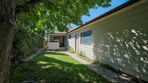 4080 Lakeshore Road, Kelowna, BC - Outdoor