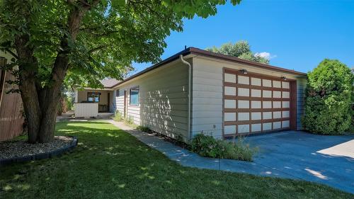 4080 Lakeshore Road, Kelowna, BC - Outdoor