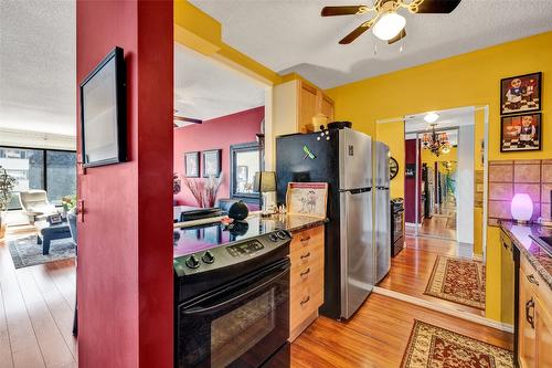 306-737 Leon Avenue, Kelowna, BC - Indoor Photo Showing Kitchen