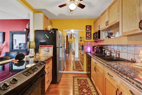 306-737 Leon Avenue, Kelowna, BC - Indoor Photo Showing Kitchen With Double Sink