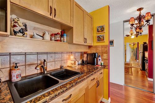 306-737 Leon Avenue, Kelowna, BC - Indoor Photo Showing Kitchen With Double Sink