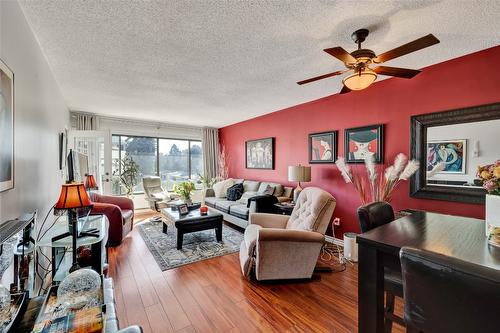 306-737 Leon Avenue, Kelowna, BC - Indoor Photo Showing Living Room