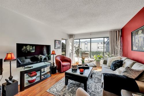 306-737 Leon Avenue, Kelowna, BC - Indoor Photo Showing Living Room