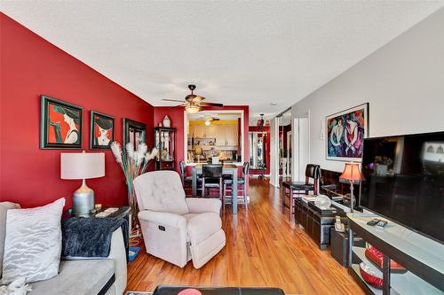 306-737 Leon Avenue, Kelowna, BC - Indoor Photo Showing Living Room