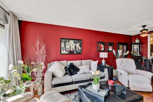 306-737 Leon Avenue, Kelowna, BC - Indoor Photo Showing Living Room