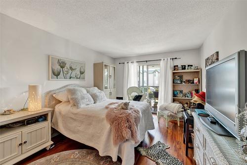 306-737 Leon Avenue, Kelowna, BC - Indoor Photo Showing Bedroom