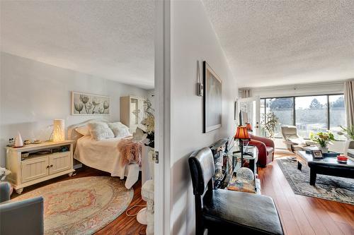 306-737 Leon Avenue, Kelowna, BC - Indoor Photo Showing Living Room