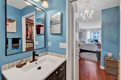 306-737 Leon Avenue, Kelowna, BC - Indoor Photo Showing Bathroom