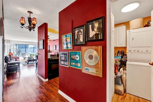 306-737 Leon Avenue, Kelowna, BC - Indoor Photo Showing Laundry Room