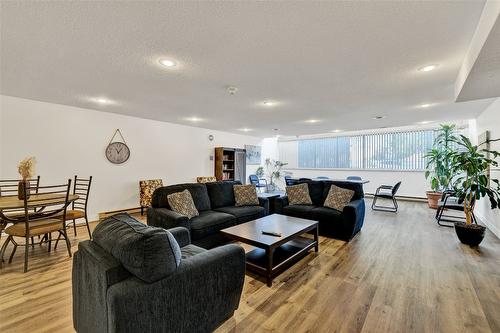 306-737 Leon Avenue, Kelowna, BC - Indoor Photo Showing Living Room