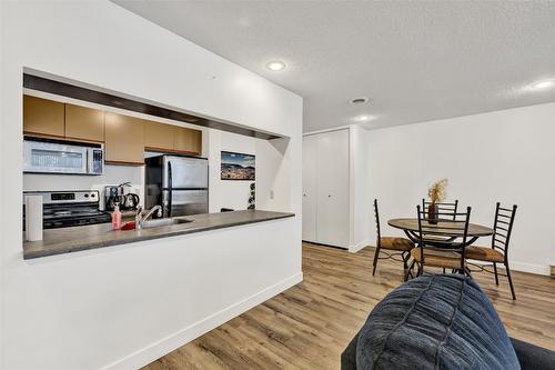 306-737 Leon Avenue, Kelowna, BC - Indoor Photo Showing Kitchen