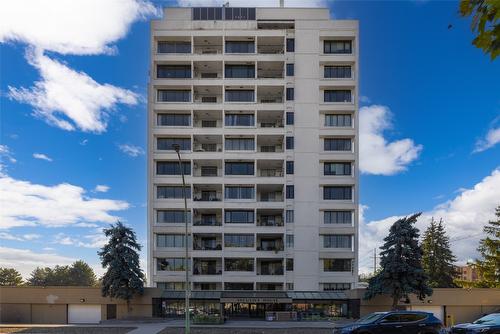 306-737 Leon Avenue, Kelowna, BC - Outdoor With Facade