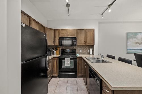 138-654 Cook Road, Kelowna, BC - Indoor Photo Showing Kitchen With Double Sink