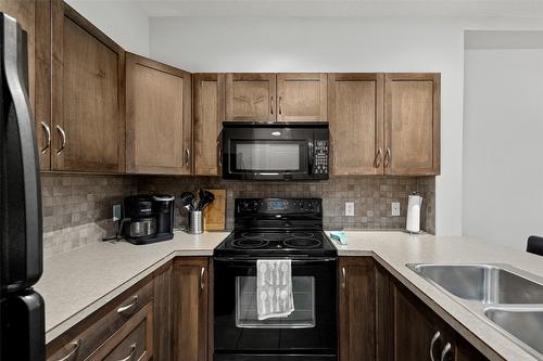 138-654 Cook Road, Kelowna, BC - Indoor Photo Showing Kitchen