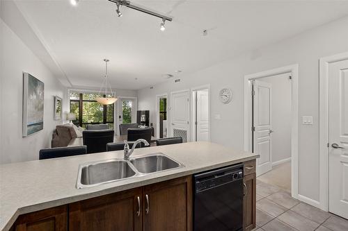 138-654 Cook Road, Kelowna, BC - Indoor Photo Showing Kitchen With Double Sink