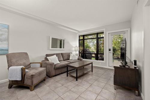 138-654 Cook Road, Kelowna, BC - Indoor Photo Showing Living Room