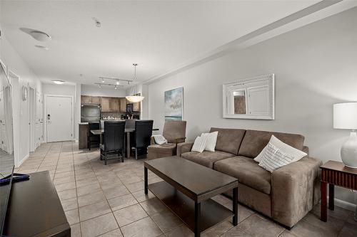 138-654 Cook Road, Kelowna, BC - Indoor Photo Showing Living Room