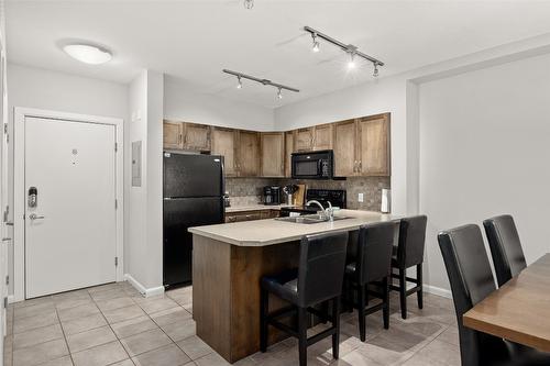 138-654 Cook Road, Kelowna, BC - Indoor Photo Showing Kitchen With Double Sink