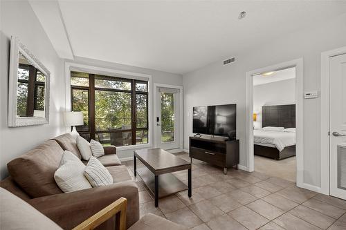 138-654 Cook Road, Kelowna, BC - Indoor Photo Showing Living Room