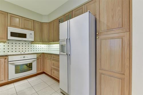 606-1152 Sunset Drive, Kelowna, BC - Indoor Photo Showing Kitchen