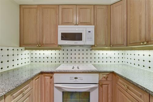 606-1152 Sunset Drive, Kelowna, BC - Indoor Photo Showing Kitchen