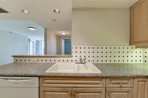 606-1152 Sunset Drive, Kelowna, BC - Indoor Photo Showing Kitchen