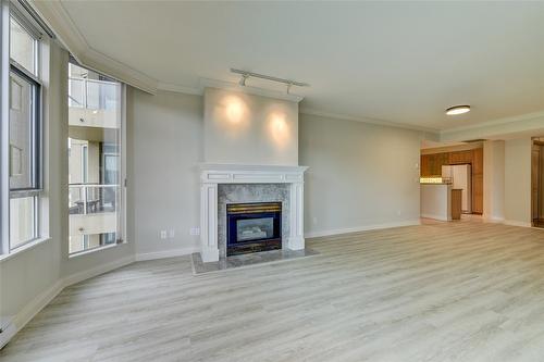 606-1152 Sunset Drive, Kelowna, BC - Indoor Photo Showing Living Room With Fireplace