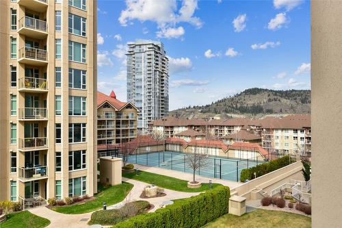 606-1152 Sunset Drive, Kelowna, BC - Outdoor With Facade