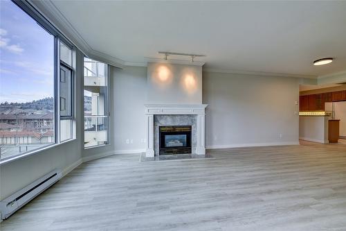 606-1152 Sunset Drive, Kelowna, BC - Indoor Photo Showing Living Room With Fireplace