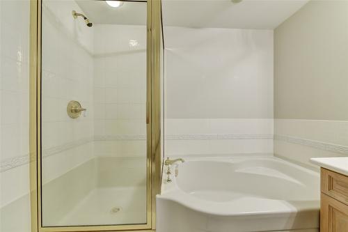 606-1152 Sunset Drive, Kelowna, BC - Indoor Photo Showing Bathroom