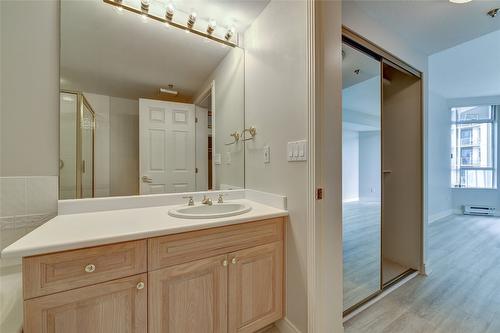 606-1152 Sunset Drive, Kelowna, BC - Indoor Photo Showing Bathroom