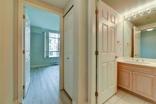 606-1152 Sunset Drive, Kelowna, BC - Indoor Photo Showing Bathroom