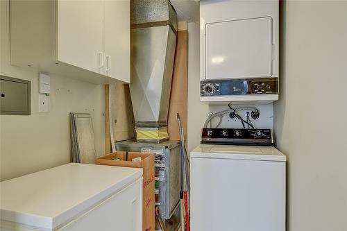 606-1152 Sunset Drive, Kelowna, BC - Indoor Photo Showing Laundry Room