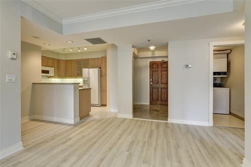 606-1152 Sunset Drive, Kelowna, BC - Indoor Photo Showing Kitchen