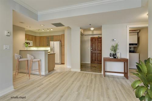 606-1152 Sunset Drive, Kelowna, BC - Indoor Photo Showing Kitchen