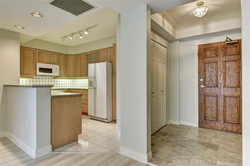 606-1152 Sunset Drive, Kelowna, BC - Indoor Photo Showing Kitchen