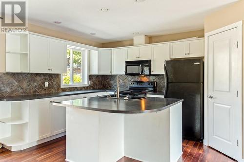 3472 Parklane Road, West Kelowna, BC - Indoor Photo Showing Kitchen