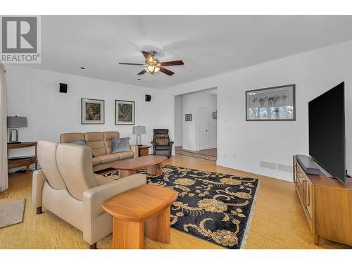 157 Terrace Hill Place, Kelowna, BC - Indoor Photo Showing Living Room