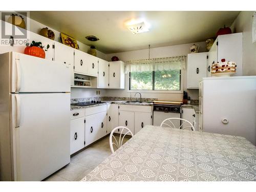 2180 Clough Road, Revelstoke, BC - Indoor Photo Showing Kitchen