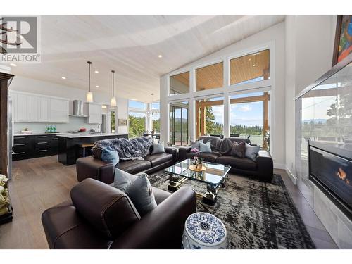 173 Whitetail Ridge, Vernon, BC - Indoor Photo Showing Living Room With Fireplace