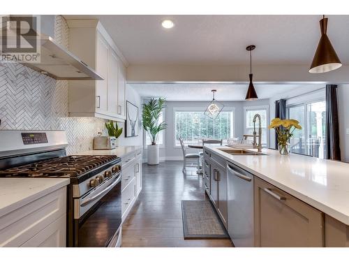 7127 Foxridge Avenue, Prince George, BC - Indoor Photo Showing Kitchen With Upgraded Kitchen