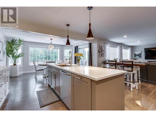 7127 Foxridge Avenue, Prince George, BC - Indoor Photo Showing Kitchen With Double Sink