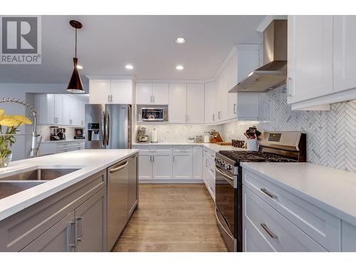 7127 Foxridge Avenue, Prince George, BC - Indoor Photo Showing Kitchen With Double Sink With Upgraded Kitchen